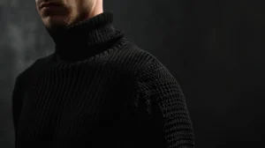 Um homem vestindo um suéter preto de gola alta de uma loja multimarcas.