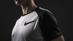 Camisa tênis Nike com tecnologia dri-fit, disponível em outlet de roupas multimarcas.
