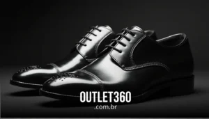 Um par de sapatos sociais de couro preto brilhante com cadarços, com detalhes decorativos na ponta.