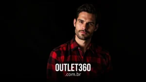Um homem com uma camisa xadrez vermelha e preta está de pé contra um fundo preto com o texto "OUTLET360.com.br" exibido na parte inferior.