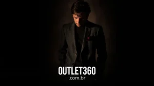 Um homem em um terno escuro em um fundo escuro, olhando para baixo, com "OUTLET360.com.br" escrito na parte inferior.