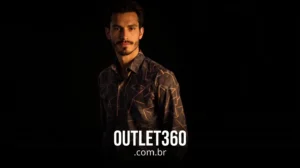Um homem com bigode e barba, vestindo uma camisa estampada, em um fundo escuro com o texto "OUTLET360.com.br" na parte inferior.