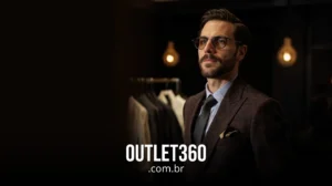 Um homem de terno e óculos está em uma sala pouco iluminada com prateleiras de roupas ao fundo; o texto na parte inferior diz "OUTLET360.com.br".