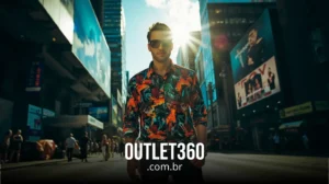 Um homem com uma camisa colorida está em uma rua da cidade com prédios altos e outdoors. O texto "OUTLET360.com.br" é exibido na parte inferior.