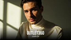 Um homem de gola alta creme senta-se à luz do sol com sombras na parede. O texto na parte inferior diz "OUTLET360 .com.br".