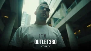 Um homem usando óculos escuros e uma camiseta branca "mi" está em um ambiente urbano, com o texto "OUTLET360.com.br" exibido na parte inferior da imagem.