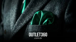 Close-up de um paletó de terno de textura escura com um lenço de bolso e gravata verdes, com o texto "OUTLET360.com.br" na parte inferior.