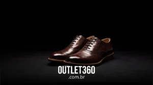 Um par de sapatos sociais de couro marrom exibido em um fundo preto com o texto "OUTLET360.com.br" abaixo.
