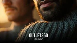 Close-up de dois homens, um deles com barba e vestindo um suéter texturizado, com o texto "OUTLET360.com.br" na parte inferior.