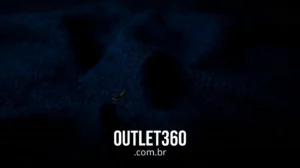Superfície de tecido escuro e texturizado com o texto "OUTLET360 .com.br" em letras brancas em negrito na parte inferior central da imagem.