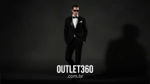 Um homem de smoking preto e óculos escuros em um fundo escuro. O texto "OUTLET360 .com.br" é exibido na parte inferior da imagem.